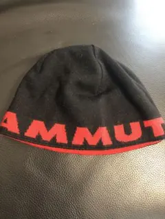マムート　リバーシブル　ロゴ　ビーニー　黒×赤　美品　Lサイズ　定価5900円