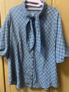 ブルー花柄 リボン付き 半袖シャツ