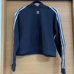 adidas 黒 スリーラインクロップドパーカー