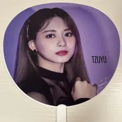 TWICE うちわ　トレカ　ツウィ TWICE ツウィ うちわ #TWICE2 （缶バッジつき） - メルカリ