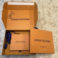 LOUIS VUITTON ギフトボックス 、紙袋、リボン、三つ葉のチャーム付き