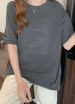 エンボスロゴ 半袖Tシャツ グレー