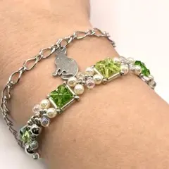 猫チャーム付き　ビーズのブレスレット