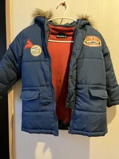 DILASH ネイビーコートと赤フリースジャケット