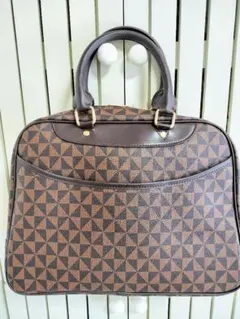 新品未使用 最終値下げ！幾何学模様 ハンドバッグ 軽量 A4