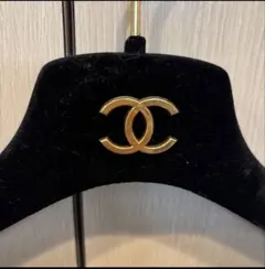 シャネル ロゴ付き ベルベットハンガー 3本セット CHANEL - CHANEL ハンガー 3本セットの通販 by .｜シャネルならラクマ