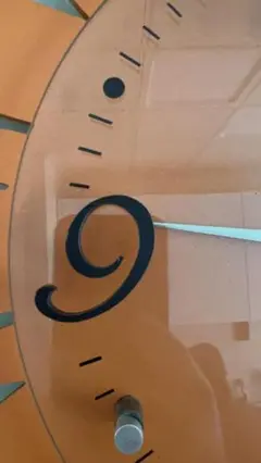 オレンジ色の掛け時計