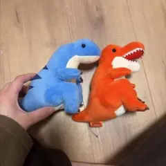 青とオレンジの恐竜ぬいぐるみ
