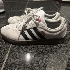 adidas グレー スエード スニーカー