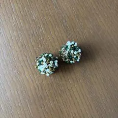 ビーズ装飾球状イヤリング