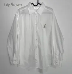 Lily Brown 白シャツ　ワンポイント　リリーベア　ロゴ　リリーブラウン