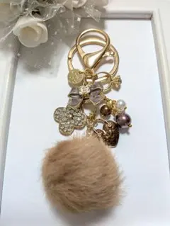 ハンドメイドチャーム　キーリング　キラキラお花　ハートバッグ　フェイクファー茶系