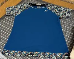 バドミントンシャツ 青 幾何学模様