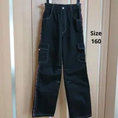 黒のカーゴパンツ サイドストライプ付き