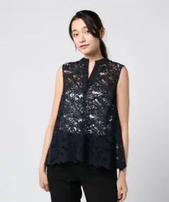 新品》ELISA フラワー装飾 プリーツ ノースリーブ ブラウス 紺 光沢 M 