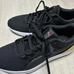 新品未使用PUMA SOFTFOAM スニーカー ブラック ゴールド　23cmのサムネイル