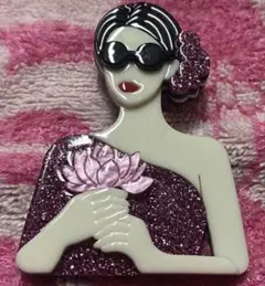 女性モチーフ ブローチ ラメ パープル