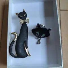 ネコ　ブローチ