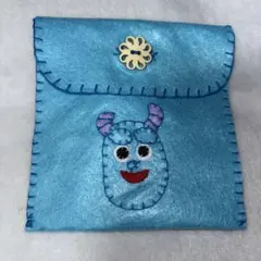 青色フェルトポーチ 花型ボタン付き