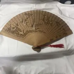 年代物　木製　白檀透かし彫り扇子　香木　中国結び　お守り　壁掛け 年代物 木製 白檀透かし彫り扇子 香木 中国結び お守り 壁掛け