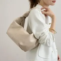 【極美品】AULENTTI KNOT BAG レザー　ワンショルダーバッグ 2026年最新】オウレンティ knotの人気アイテム - メルカリ