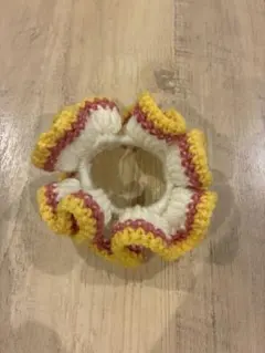 ニットフリルシュシュ 黄色と白と赤