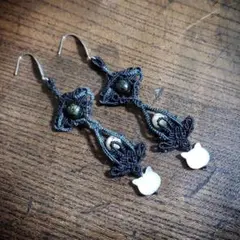 天然貝殻　猫　マクラメ編みピアス　イヤリング　シェルねこ　マザーオブパール