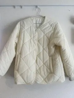 アイボリー キルティングジャケット　ノーカラー　中綿　レディース