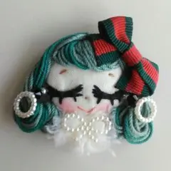 【ハンドメイド ブローチ】くるみボタン 女の子 刺繍 ドール ブローチ 614