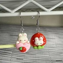 クマとイチゴの樹脂製ピアス
