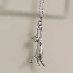 【再入荷なしラスト1点】シルバーネックレス　ぶら下がり猫　ホワイト