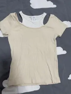 ベージュ リブ編み オフショルダー Tシャツ