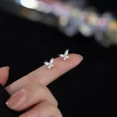 バタフライモチーフ 繊細ストーン ピアス 蝶々 華奢 フェミニン