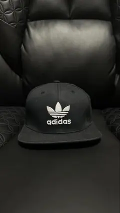 adidas ブラックキャップ スナップバック adidasoriginals