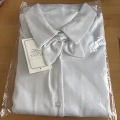 リボン付きホワイト長袖シャツ
