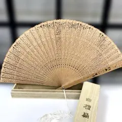 白檀 髙襠禮品扇 扇子 せんす 木製 透かし彫り 中国 - メルカリ