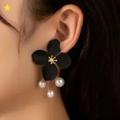 黒い花モチーフのパールピアス　カジュアル　エレガント　個性的　フォーマル