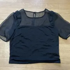 シースルーフリル付き黒トップス