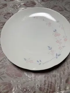 有田焼　花柄装飾の白い皿