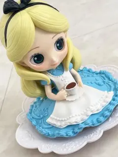 Qposket Disney 新品 ディズニー フィギュア　アリス　白雪姫 お座り姿のアリスと白雪姫！バンプレスト「Q posket SUGIRLY Disney