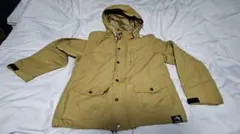 ベージュのフード付きアウトドアジャケット