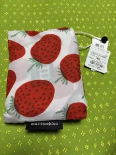 マリメッコ　スマートサック　いちご柄のサムネイル