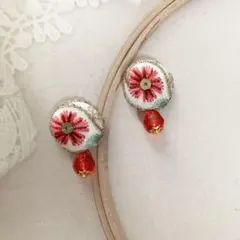 赤い花柄インド刺繍リボンのくるみボタンピアス 赤い多角カットビーズ 匿名配送