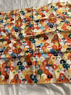 カラフルな鳥と花のハンカチ