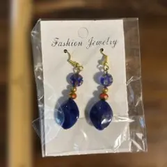 ハンドメイド　青いドロップ型ピアス