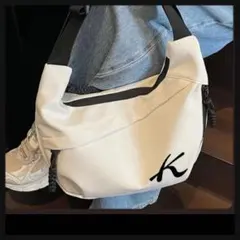 【ホワイト】Kロゴ ショルダーバッグ サコッシュ ボディバッグ 斜めがけもOK❤️ྀི