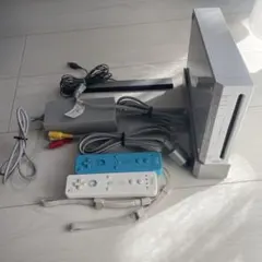 Wii本体とリモコン2つ マイク、ヌンチャク、カセット3つセット