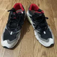 new balance ランニングシューズ 黒/赤/グレー