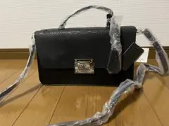 GUESS ブラック ショルダーバッグ
