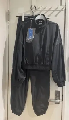 試着のみタグあり　韓国芸能人着用　アディダスシンプルナイロンジャージセットアップ